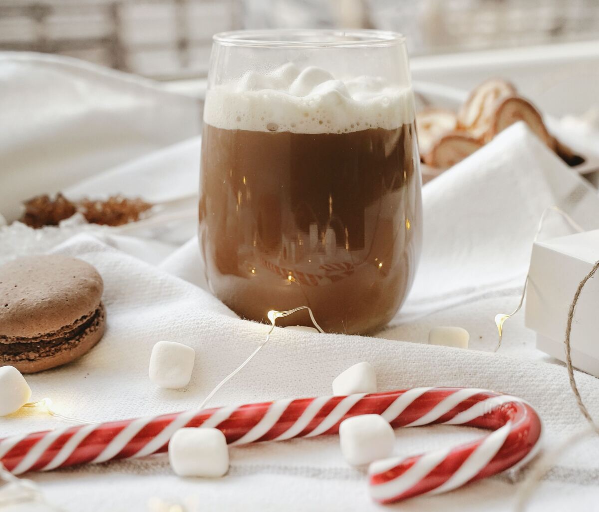 Cioccolata calda con marshmallows e candy cane