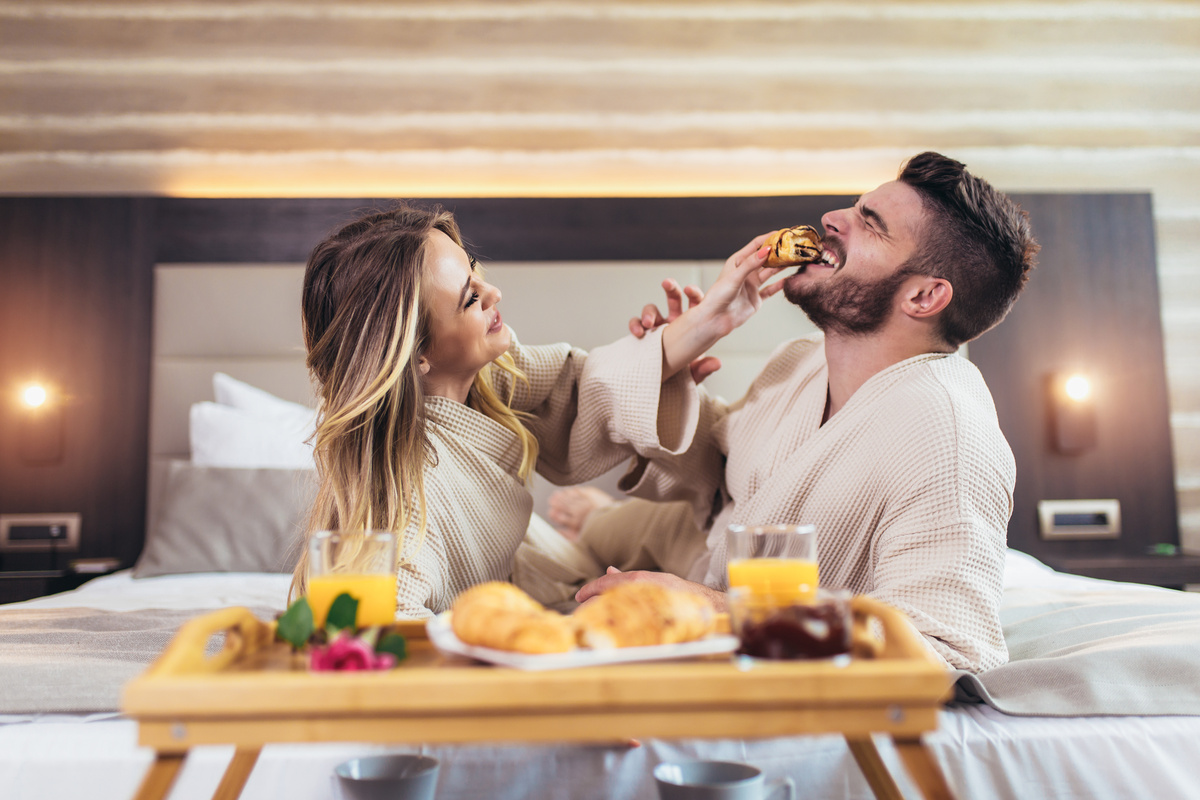 Coppia innamorata fa colazione in camera 